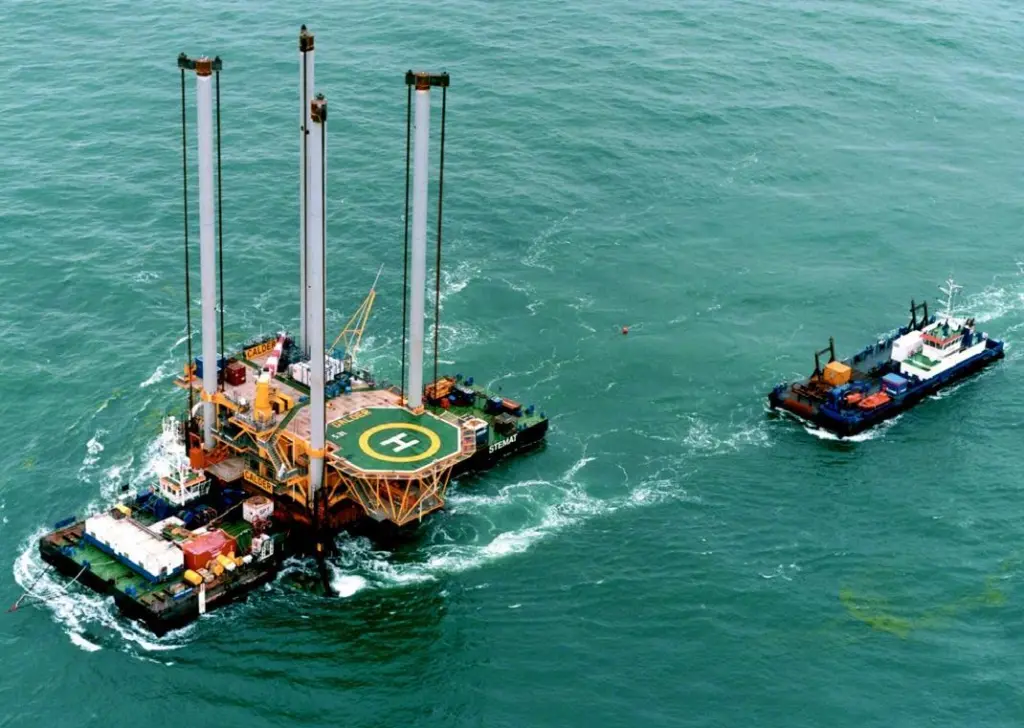 The fully loaded Pontra Maris proceeds to the installation site, accompanied by the Katliz.