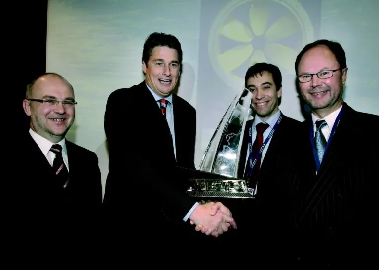 Van der Veldens technical director Edwin van Buren accepts the DAME Award 2005 in Amsterdam.