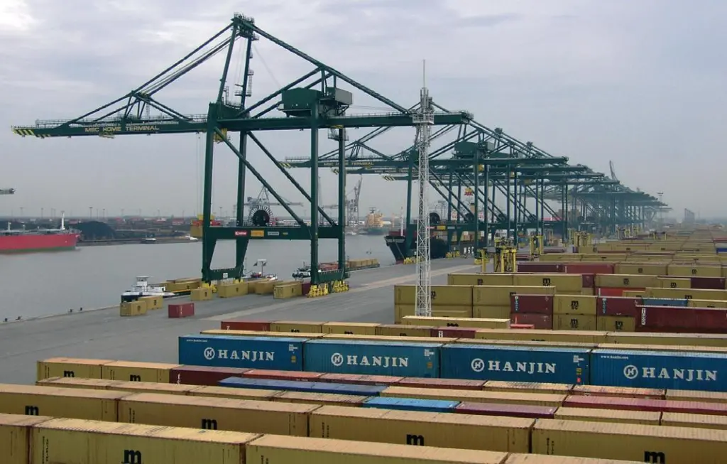 00_39062_The_new_ship_to_shore_cranes