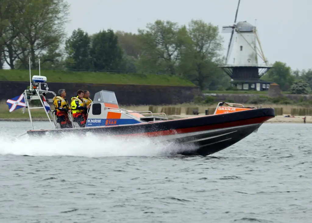 The 34 knot speed of the Mare GTC 900 enables the craft to get to rescue sites quickly.