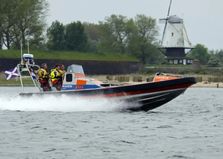 The 34 knot speed of the Mare GTC 900 enables the craft to get to rescue sites quickly.