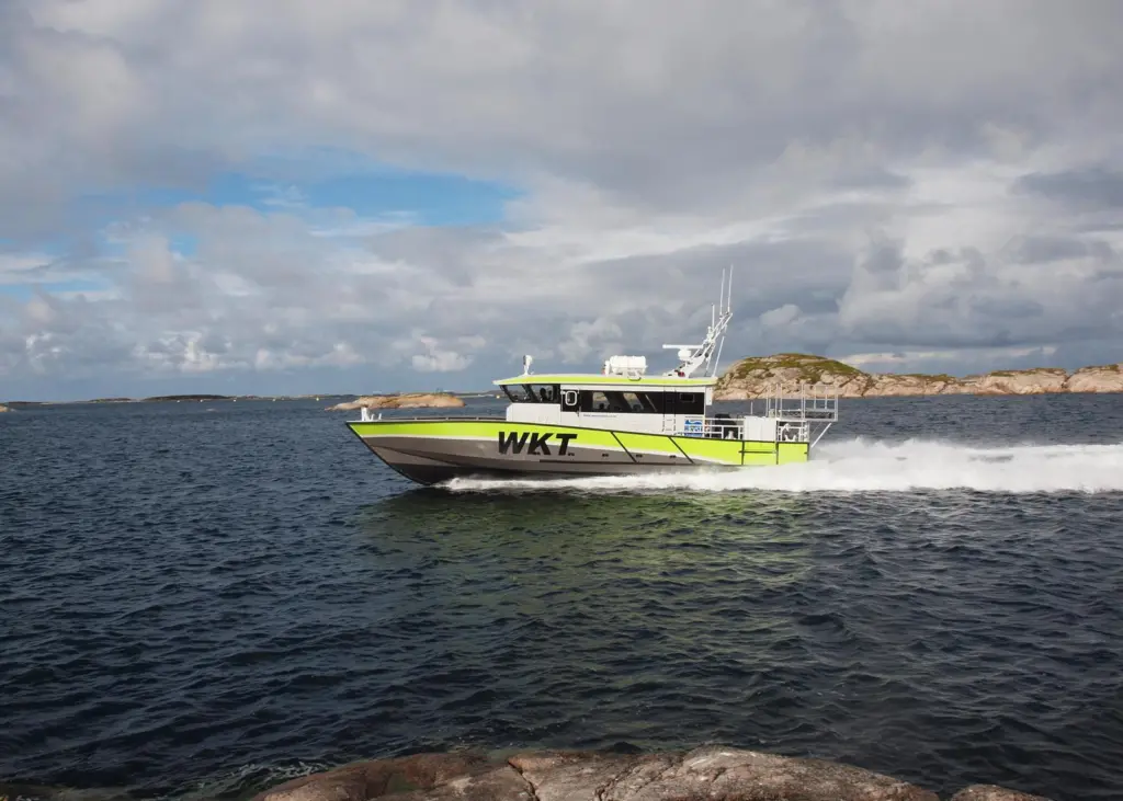 Under full power Bogøy achieves nearly 40 knots.