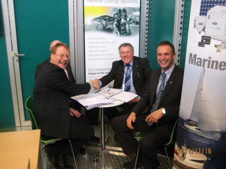 WhisperPower’s Roel ter Heide and WaterMota’s Mike Beacham conclude the agreement.