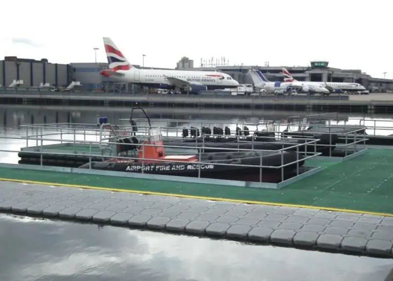 Assembly of the new pontoon was undertaken in a safe area away from aircraft traffic then towed into its final location alongside the airport’s main runway