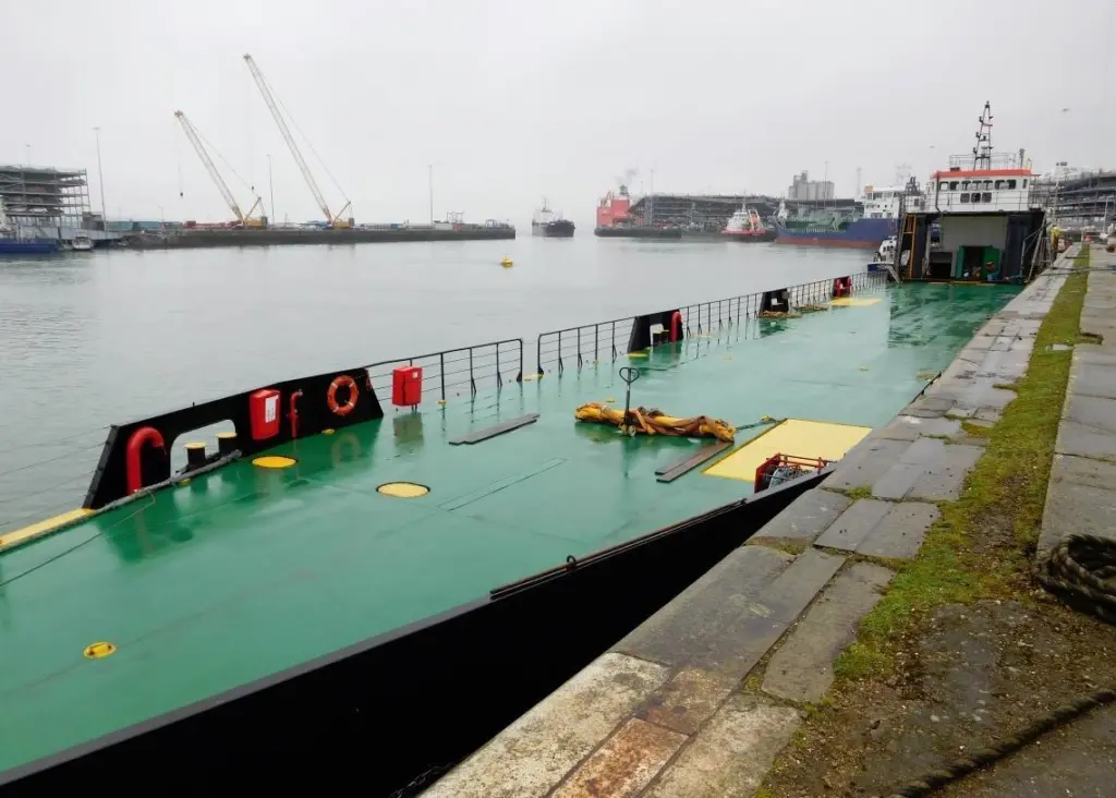To carry out this task, a special design of blade transport barge was created