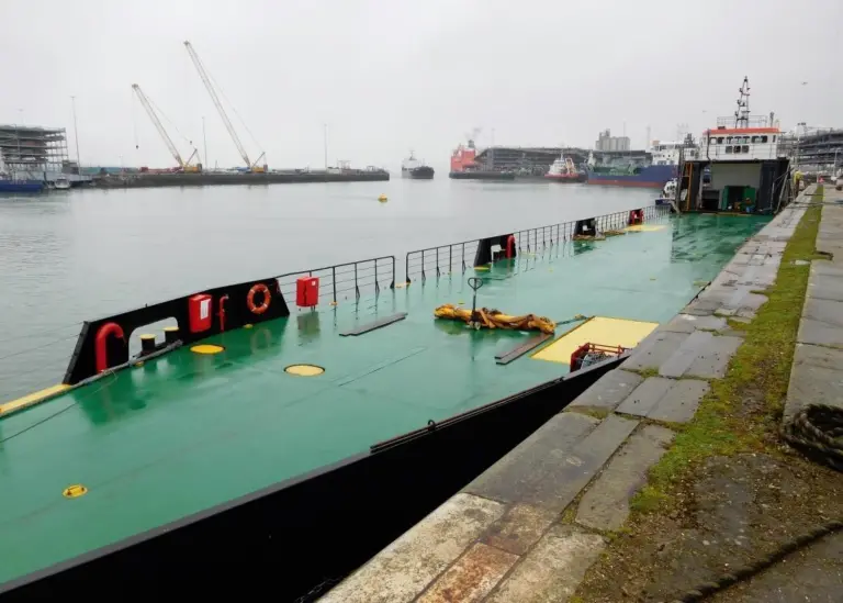 To carry out this task, a special design of blade transport barge was created