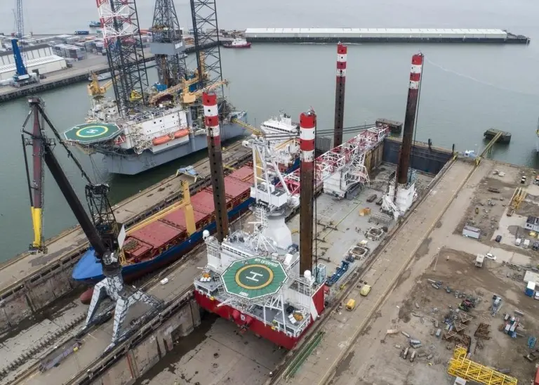 'MPI Enterprise' was a tight fit in DVR's 90m wide drydock