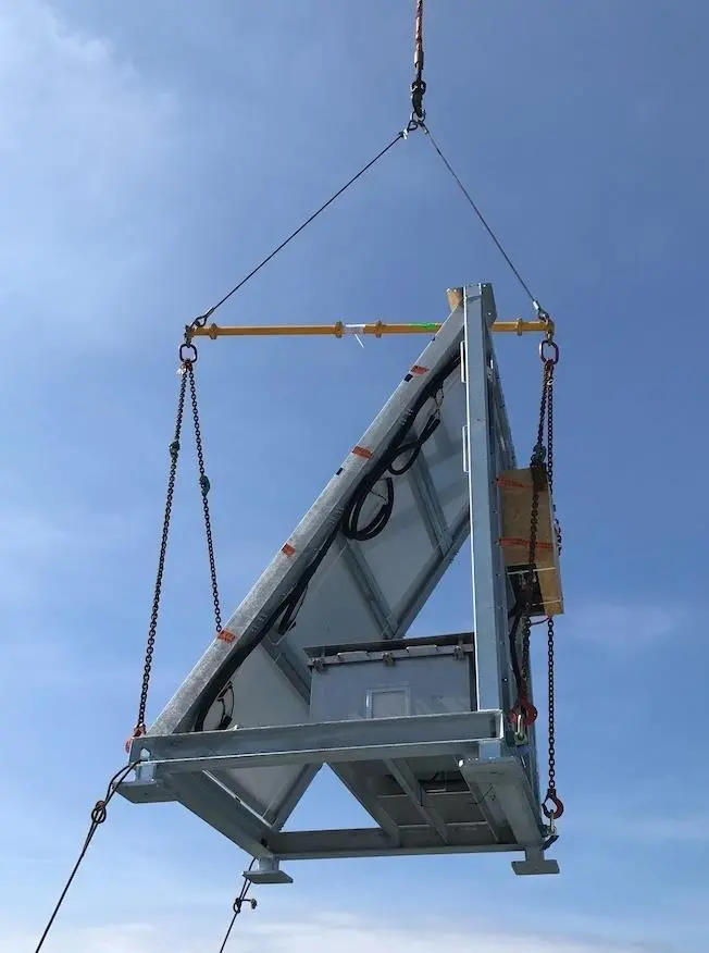 By making sure the centre of gravity is directly beneath the crane hook, the lift is as stable and safe as possible