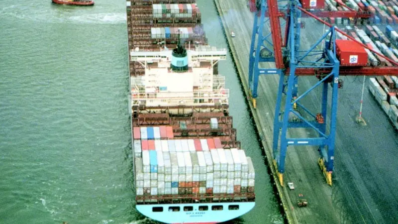 A Maersk Sealand S-class container vessel berthing at Goteborgs Container terminal, the end of the Torsham fairway.