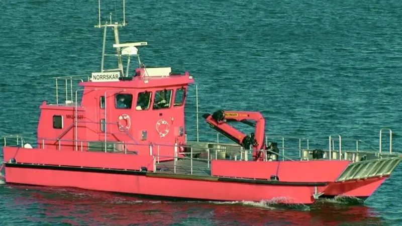 The Norrskaers catamaran hull gives exceptional stability and a wide working deck.