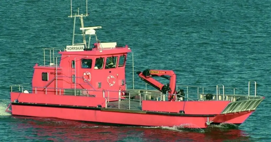 The Norrskaers catamaran hull gives exceptional stability and a wide working deck.