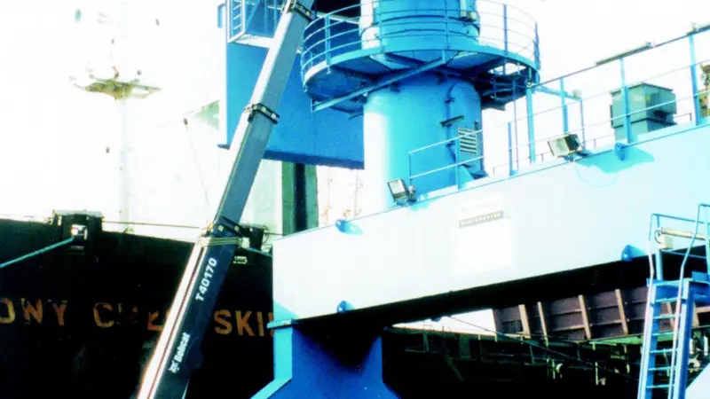 The Bobcats man platform attachment speeds routine crane maintenance to minimise the loss of ship unloading time.