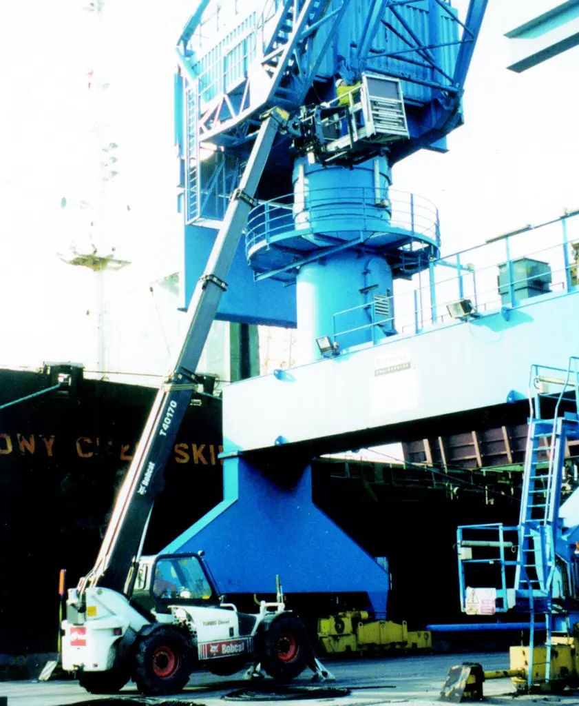 The Bobcats man platform attachment speeds routine crane maintenance to minimise the loss of ship unloading time.