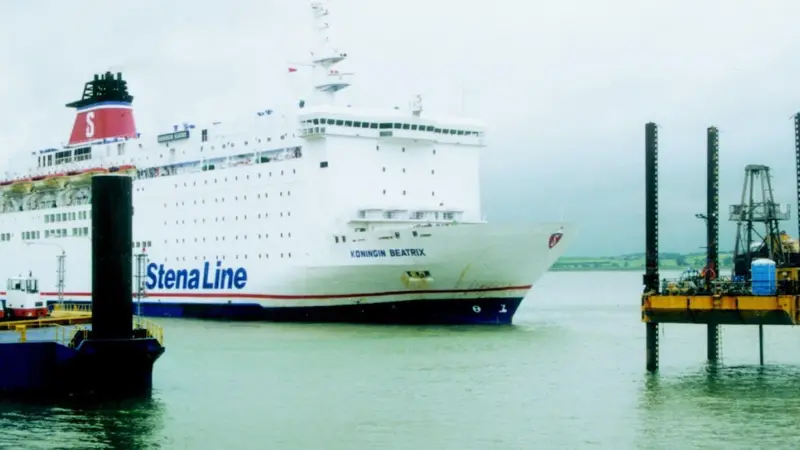 FES engineers drilling close to busy shipping lanes off Harwich.