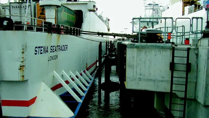 Fenteks Parallel Motion fenders have been specified for the new East Lead-In Jetty at Newport.