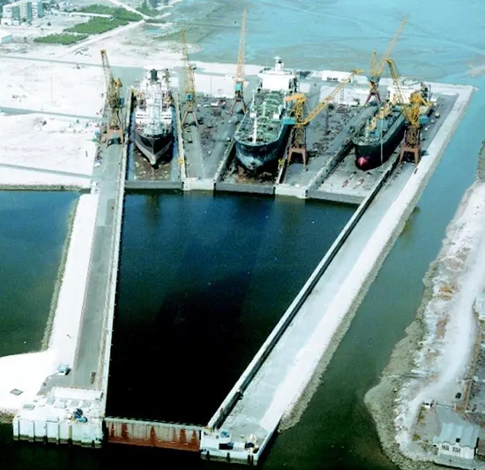 Lisnaves new facilities at Mitrena feature a Hydrolift drydocking system which can accommodate three Panamax size ships simultaneously.