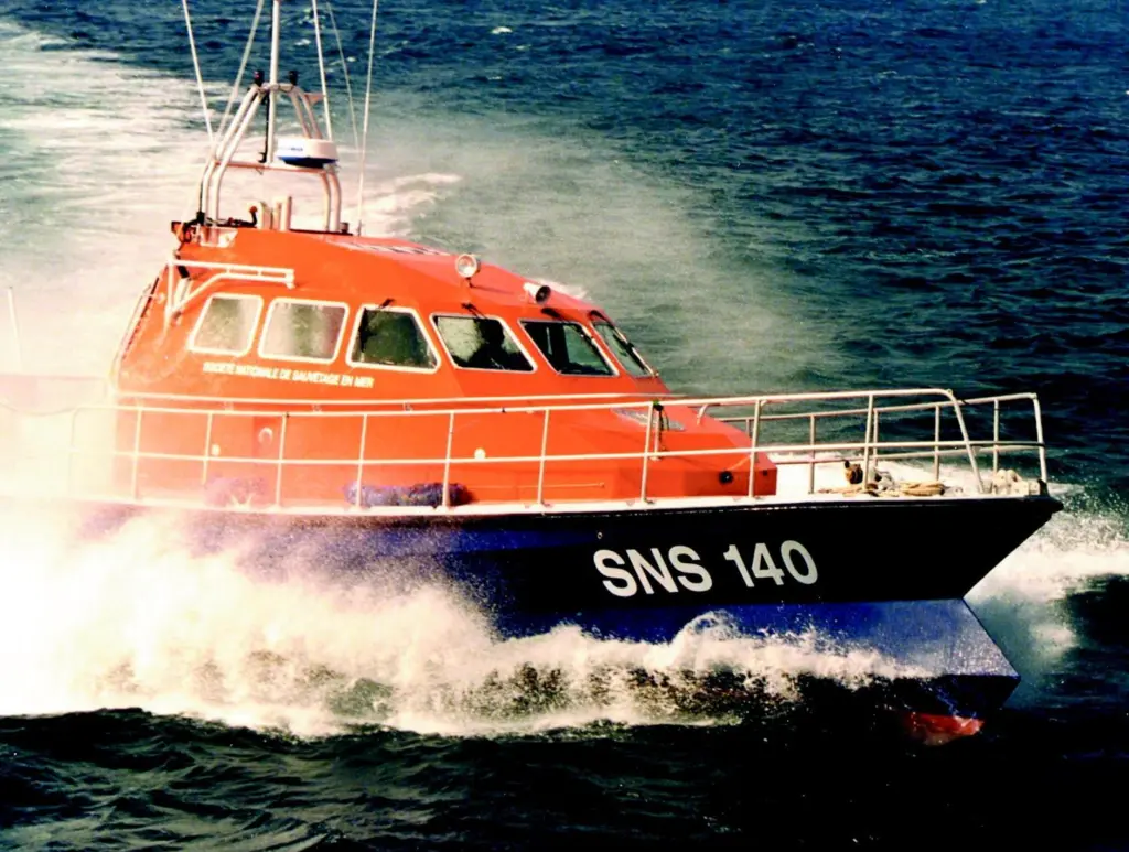 The Margodigs beak hull gives the self-righting rescue boat excpetional seakeeping abilities.