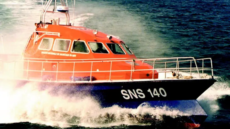 The Margodigs beak hull gives the self-righting rescue boat excpetional seakeeping abilities.