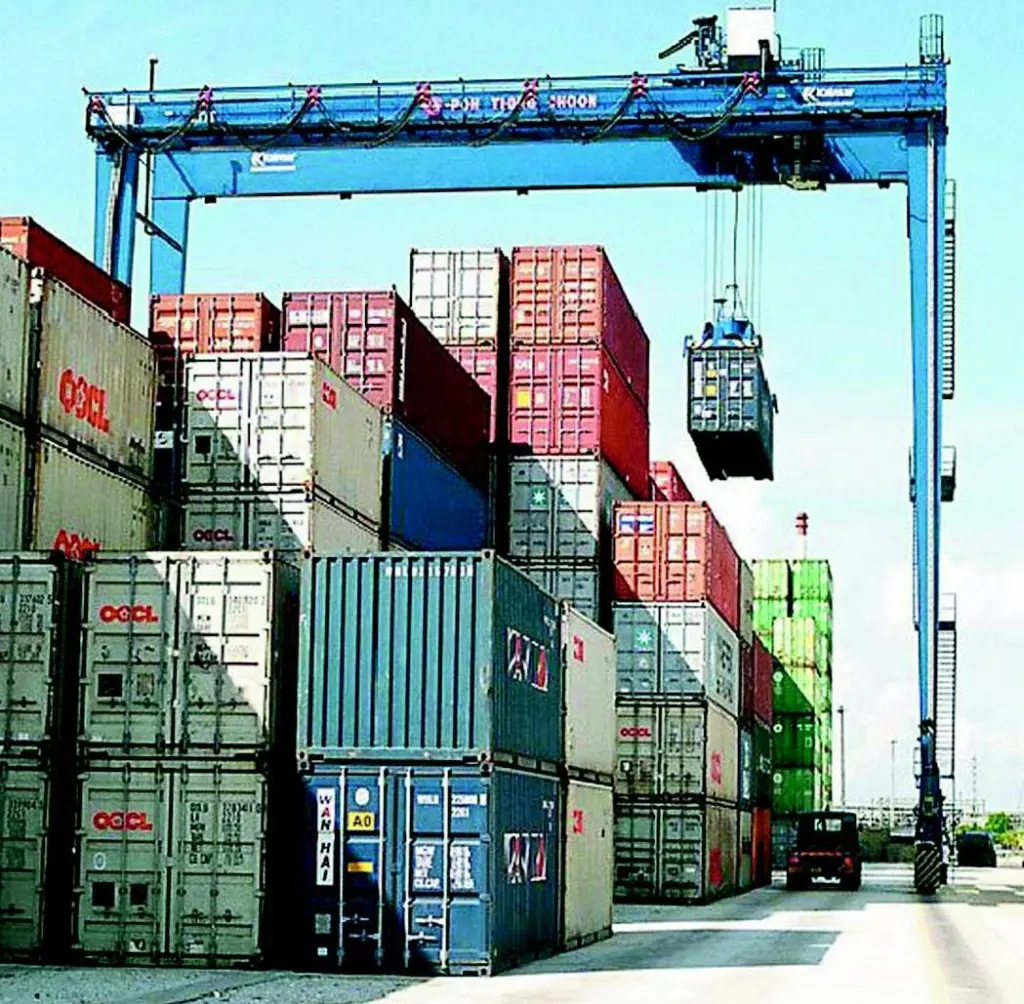 Pictured in Singapore is a diesel powered 7+1 high RTG with a similar span to the four 9+1 wide, electrically powered machines being supplied to Oslo Port Authority.
