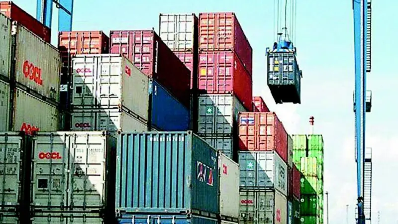 Pictured in Singapore is a diesel powered 7+1 high RTG with a similar span to the four 9+1 wide, electrically powered machines being supplied to Oslo Port Authority.