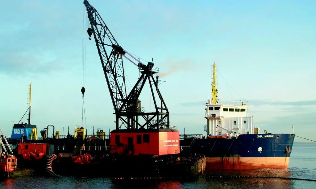 The UKD Marlin and Mortlift at work in tandem for sand discharge to the HIT 2 bund.