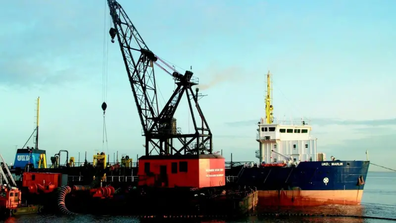 The UKD Marlin and Mortlift at work in tandem for sand discharge to the HIT 2 bund.