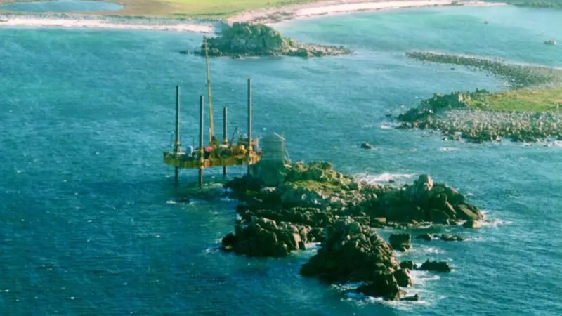 Seacore used its jack-up as a self-contained access and working platform.