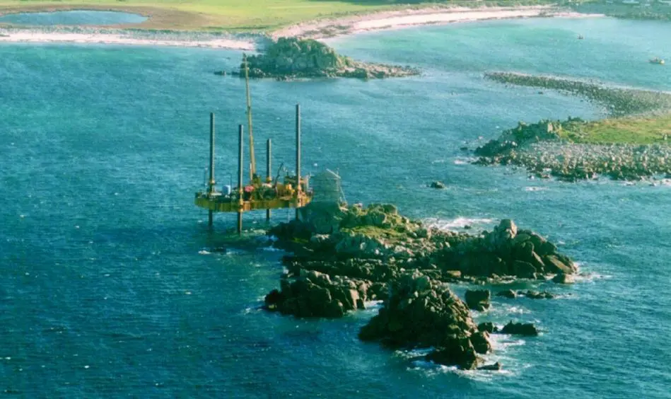 Seacore used its jack-up as a self-contained access and working platform.