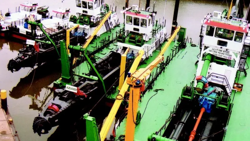 A part of the equipment, from right to the left; Beaver 3800 NG, Beaver 5014C, Beaver 4510C and twice a Delta MultiCraft 1200 workbarge.