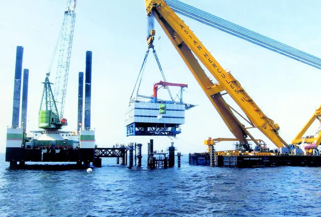 Asian hercules II lifts the transformer substation onto pre-installed piles.