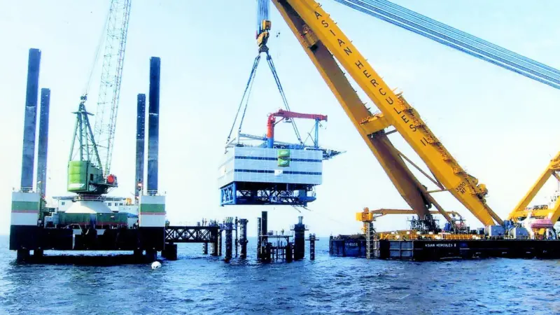 Asian hercules II lifts the transformer substation onto pre-installed piles.
