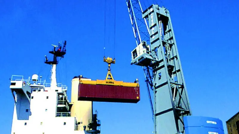 This Gottwald HMK 300 E crane in the Brazilian port of Sao Francisco do Sul is of the same type as the one becoming operational this month in Kingston, Jamaica.