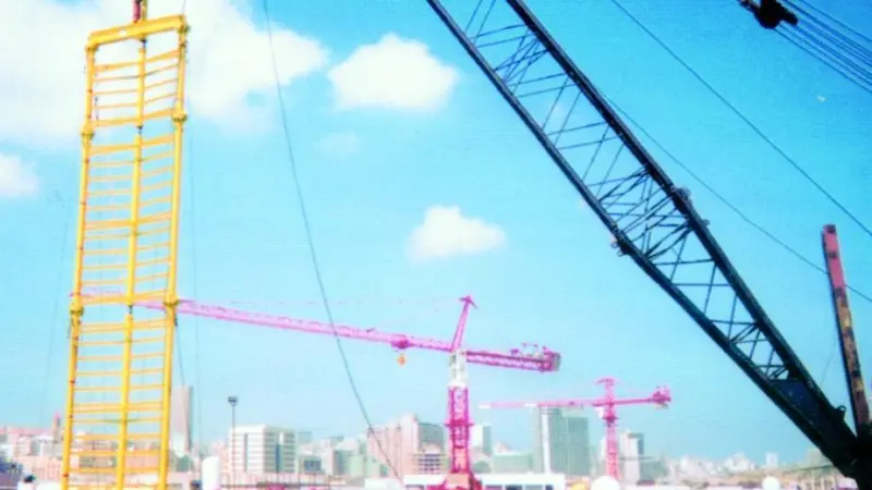 The core penetrometer is lowered by crane to the Beirut harbour floor.