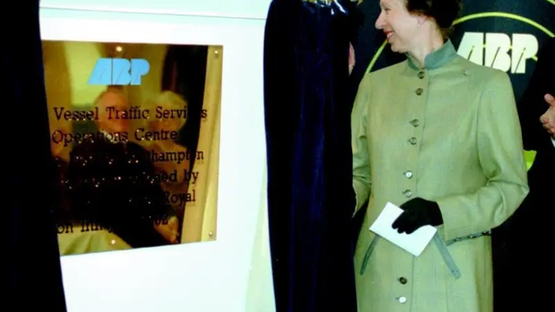 HRH unveils the plaque re-commissioning the VTS operation centre.