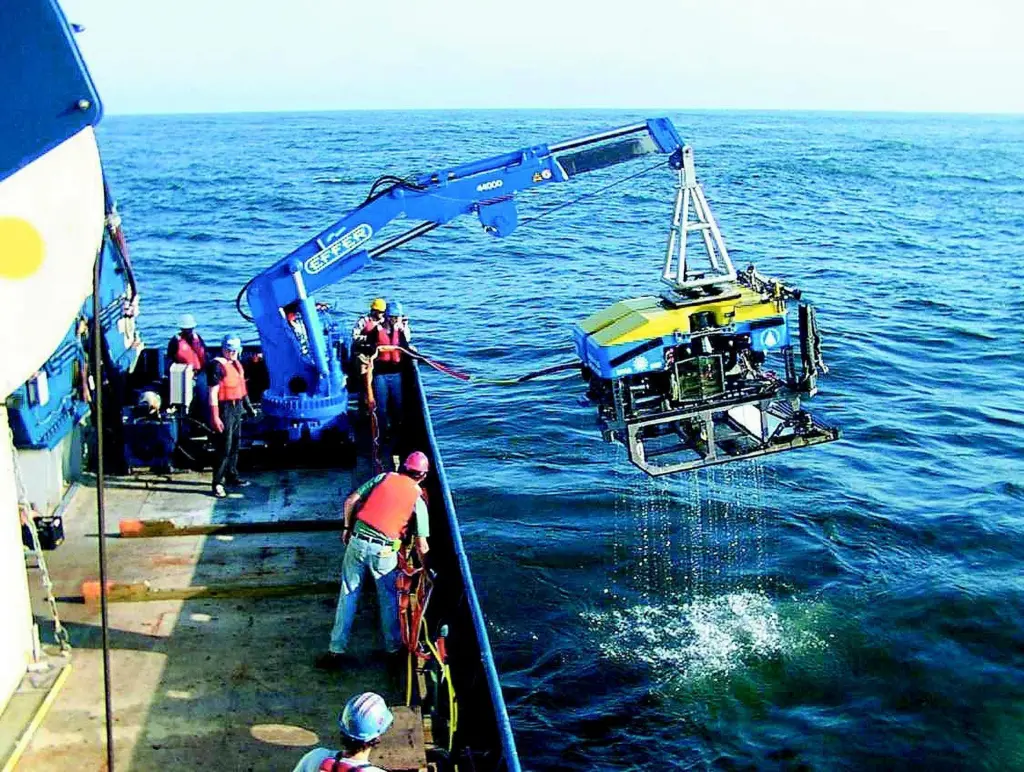 The customised knuckleboom crane will be used to launch and recover Jason II.