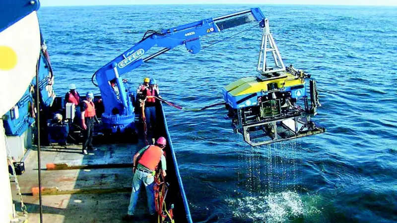 The customised knuckleboom crane will be used to launch and recover Jason II.