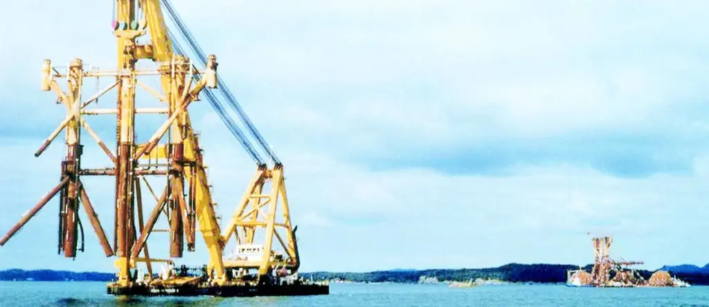 Asian Hercules II worked near to its 3,200 tonne lift capacity when handling this 2,950 tonne lattice frame at Stord in Norway.