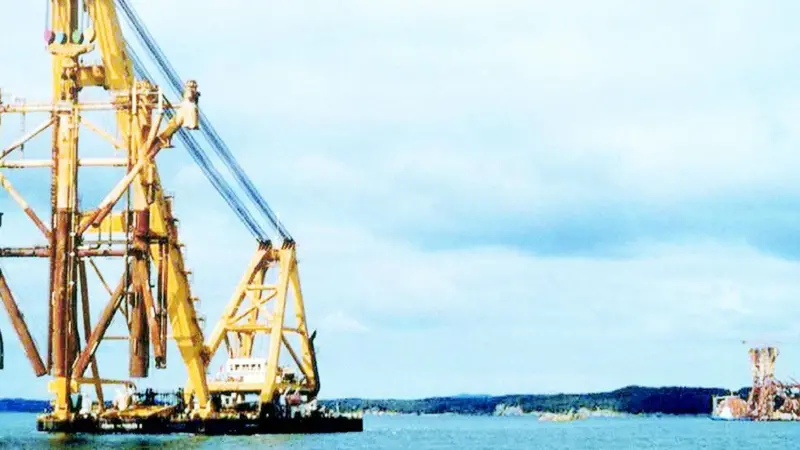 Asian Hercules II worked near to its 3,200 tonne lift capacity when handling this 2,950 tonne lattice frame at Stord in Norway.