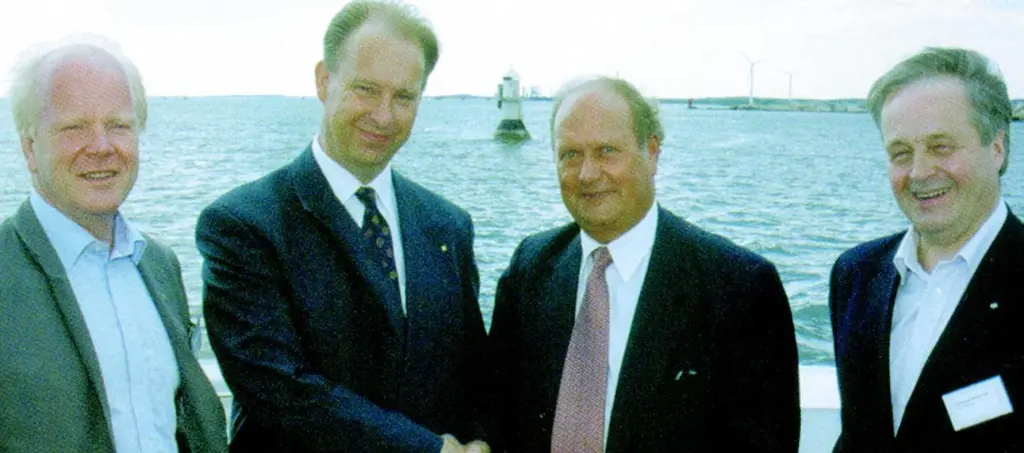 Hans Lindstrom (centre left), President of Boskalis Sweden AB, confirms the contract to dredge the Port of Gothenburg Fairways with Jan-Olof Silen, Director General of the Swedish Maritime Association.