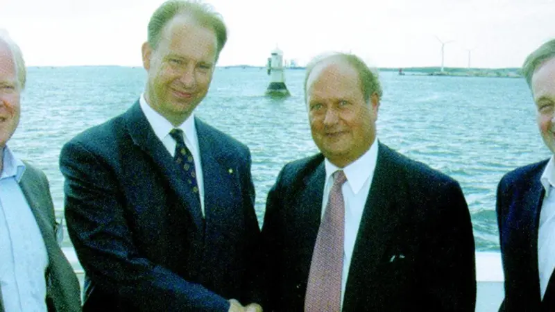 Hans Lindstrom (centre left), President of Boskalis Sweden AB, confirms the contract to dredge the Port of Gothenburg Fairways with Jan-Olof Silen, Director General of the Swedish Maritime Association.