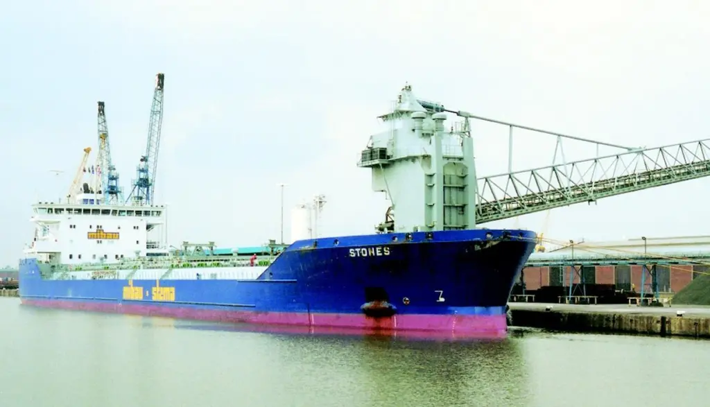 The Stones discharges the first shipment of aggregates to Stema Shippings new distribution centre at the Port of Hull.