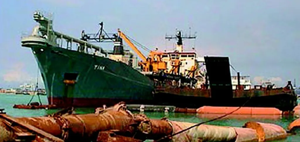 Conversion works on the 28 year old Tina continue at Peters Schiffbau.