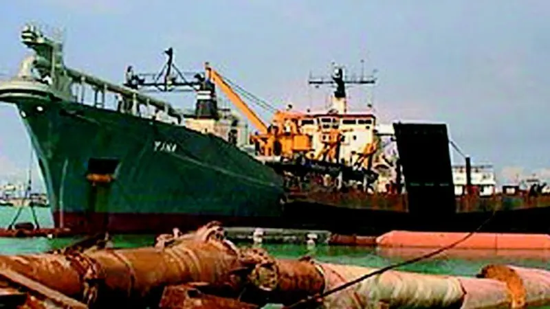 Conversion works on the 28 year old Tina continue at Peters Schiffbau.