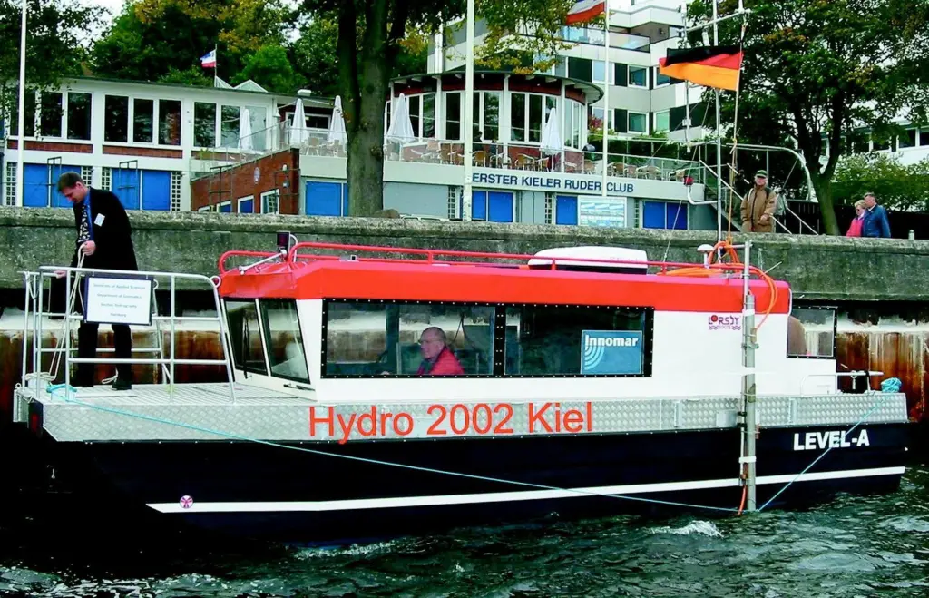 A Hamburg University of Applied Sciences research vessel was used to demonstrate echosounders together with sidescan sonar at Hydro 2002.
