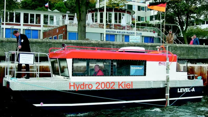 A Hamburg University of Applied Sciences research vessel was used to demonstrate echosounders together with sidescan sonar at Hydro 2002.