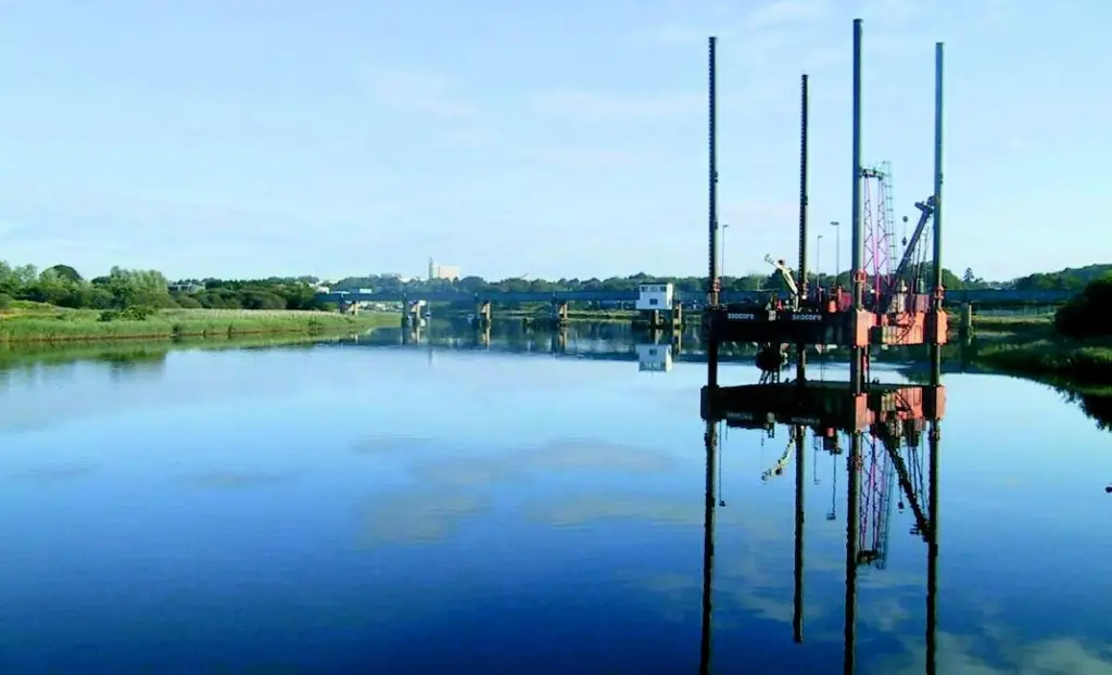 The Skate 3 jack-up platform recovers samples on proposed pipeline crossings of the River Bann.