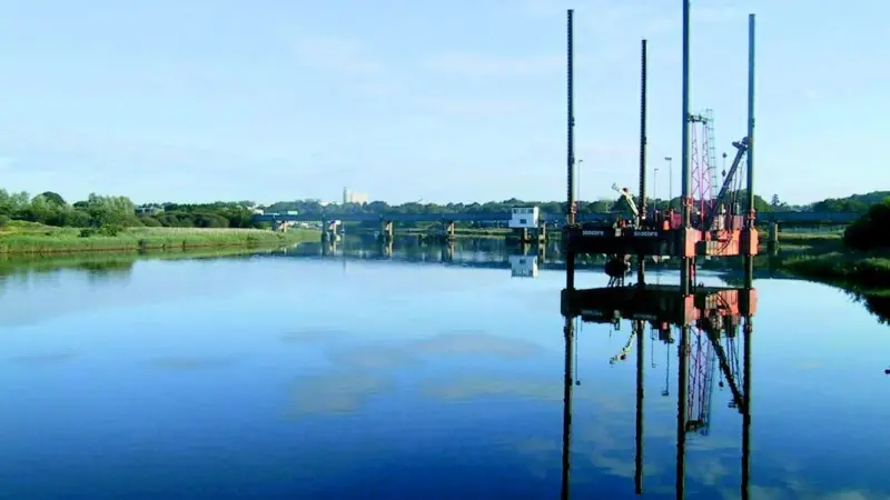 The Skate 3 jack-up platform recovers samples on proposed pipeline crossings of the River Bann.