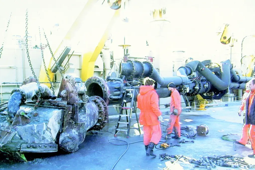 Boskalis technicians change the Coastways draghead late last year in trials to find the most suitable tools for dredging the Gotehenburg fairways.