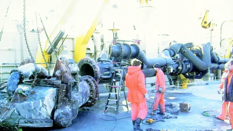 Boskalis technicians change the Coastways draghead late last year in trials to find the most suitable tools for dredging the Gotehenburg fairways.