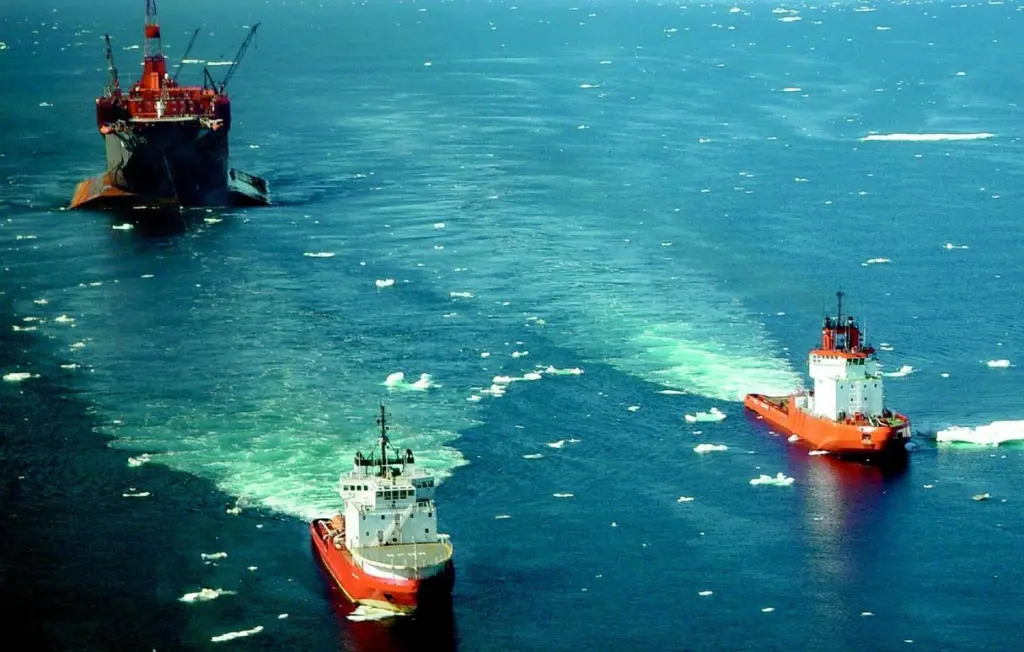 Kigoria and Arctic Kalvik worked together on an arctic rig move.